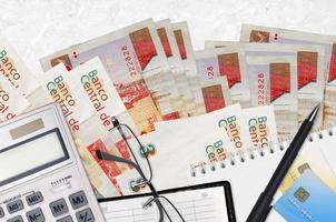 3 cubano pesos convertibili fatture e calcolatrice con bicchieri e penna. imposta pagamento concetto o investimento soluzioni. finanziario pianificazione o contabile lavoro d'ufficio foto