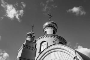 chiesa cristiana croce nell'alta torre del campanile per la preghiera foto