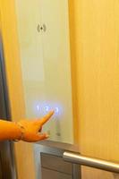 femminile dito toccante moderno ascensore pannello foto
