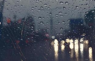 gocce di pioggia su parabrezza a notte foto