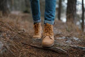 vicino su di gambe a piedi nel il foresta foto