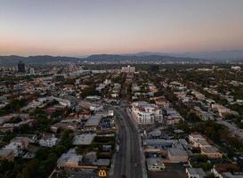 los angeles caldo tramonto Visualizza con palma albero e centro nel sfondo. foto