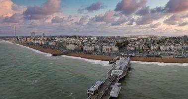 aereo Visualizza di Brighton palazzo molo, con il lungomare dietro. foto