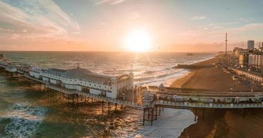 aereo Visualizza di Brighton palazzo molo, con il lungomare dietro. foto