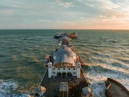 aereo Visualizza di Brighton palazzo molo, con il lungomare dietro. foto