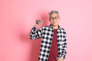 asiatico uomo su rosa foto