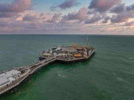 aereo Visualizza di Brighton palazzo molo, con il lungomare dietro. foto