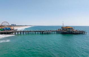 panoramico aereo Visualizza di il Santa monica spiaggia e il molo foto