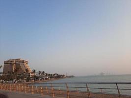 un' bellissimo sera e colorato tramonto su jeddah spiaggia. foto