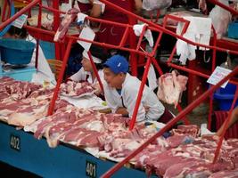 Almaty, kazakistan, 2019 - persone nel il carne sezione di il famoso verde bazar di Almaty, kazakistan, con merce su Schermo. foto