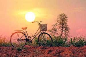 bicicletta vintage al tramonto foto