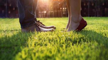 amore concetto, Basso sezione di coppia baci nel il parco. tramonto volta, lato Visualizza foto