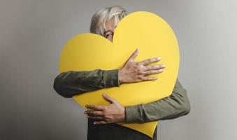 amore te stesso concetto. contento persona Abbracciare una persona se stesso, abbracciare un' grande cuore. guardare in telecamera. positivo mente. bene mentale Salute foto