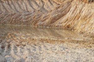 scavando lateritico suolo per saldi. terriccio i saldi attività commerciale. foto