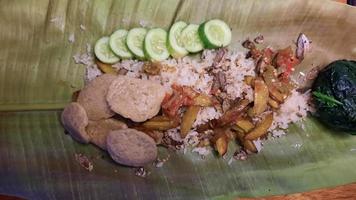 nasi liwet è un' tipico indonesiano riso piatto cucinato con Noce di cocco latte, pollo azione e spezie. sundanese tradizionale cucina superiore angelo 03 foto