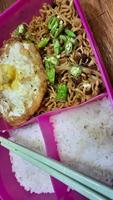 pranzo con fritte tagliatelle con Manzo occhio uova sormontato con verde chili fette 01 foto
