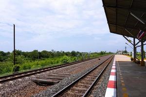 ferrovia nella zona rurale della tailandia foto