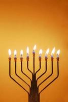 brillantemente illuminato hanukkah candele foto