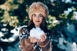 giovane donna che si gode le montagne innevate in inverno foto