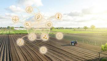 futuristico innovativo tecnologia pittogramma e un' contadino su un' trattore. sviluppo di tecnologia miglioramenti. agricolo startup agroalimentare, digitalizzazione agricoltura industria. agricoltura. foto