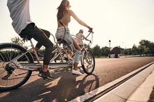 migliore giorno per cavalcata un' bicicletta. gruppo di giovane persone nel casuale indossare Ciclismo insieme mentre la spesa spensierato tempo all'aperto foto