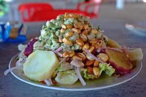 avvicinamento peruviano ceviche con fresco crudo pesce guarito nel fresco agrume succhi di frutta foto