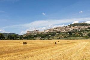 villaggio di assisi nella regione umbria, italia. la cittadina è famosa per la più importante basilica italiana dedicata a s. francesco - san francesco. foto