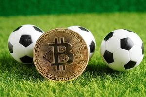 bitcoin oro con pallone da calcio o calcio, criptovaluta utilizzata nelle scommesse sportive online. foto