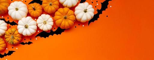 Halloween piatto posare composizione di nero carta pipistrelli fan zucche su arancia sfondo. Halloween concetto. foto