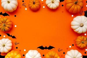 Halloween piatto posare composizione di nero carta pipistrelli fan zucche su arancia sfondo. Halloween concetto. foto