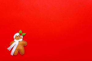 Pan di zenzero uomo su un' rosso sfondo. vacanza concetto. Natale sfondo foto