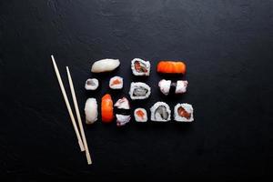 giapponese Sushi cibo. maki ands rotoli con tonno, salmone, gamberetto, Granchio e avocado. superiore Visualizza di assortito Sushi. foto