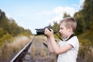 il ragazzo con il telecamera foto