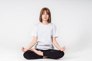 ragazza Meditare bianca sfondo foto