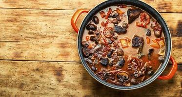 stufato con vitello e funghi, spazio per testo foto