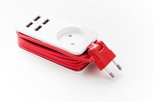 estensione presa di corrente con USB porta su bianca sfondo per ricarica telefoni e elettronico dispositivi, rosso energia cordone. foto