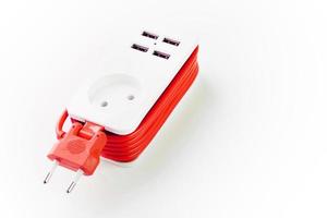 estensione presa di corrente con USB porta su bianca sfondo per ricarica telefoni e elettronico dispositivi, rosso energia cordone. foto