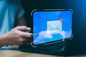 e-mail marketing concetto. uomo d'affari utilizzando mobile Telefono o taccuino per dai un'occhiata e-mail. elettronico posta, commercio elettronico. notiziario e-mail e proteggere il tuo personale informazione a partire dal spam posta concetto foto