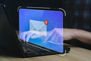 e-mail marketing concetto. uomo d'affari utilizzando tavoletta fare surf Internet su scrivania con e-mail icona, elettronico posta, commercio elettronico. notiziario e-mail e proteggere il tuo personale informazione a partire dal spam posta concetto foto