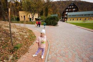 ragazza a piedi nel marciapiede a autunno villaggio. foto