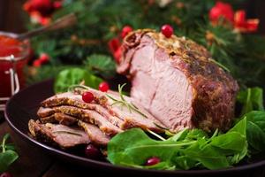 Natale al forno prosciutto e rosso caviale, servito su il vecchio di legno tavolo. foto