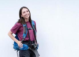 un' bianca femmina viaggiatore trasporto un' grande zaino pronto per viaggio. foto