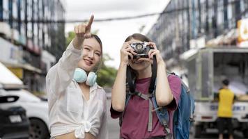 Due donne di diverso nazionalità viaggio felicemente. foto