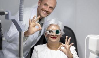 oculista le misure vista per un anziano donna. foto