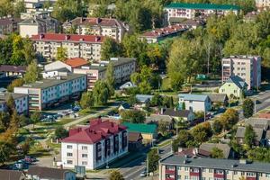 aereo panoramico Visualizza a partire dal un' grande altezza di un' piccolo provinciale verde cittadina con un' privato settore e grattacielo appartamento edifici foto