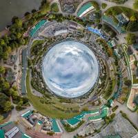 blu sfera dentro prospiciente vecchio cittadina, urbano sviluppo, storico edifici e incrocio stradale con macchine. trasformazione di sferico 360 panorama nel astratto aereo Visualizza. foto