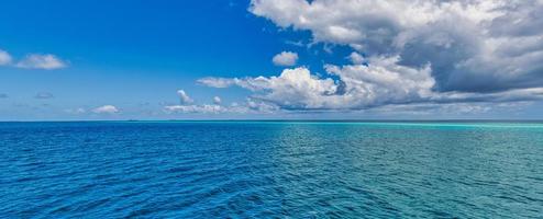 bellissimo cielo e blu mare. idilliaco natura panoramico paesaggio marino, oceano laguna sognante nuvoloso soleggiato tropicale mare Visualizza. sorprendente natura panorama. estate mare, spiaggia onde. tranquillo, calmo, tranquillo Surf foto