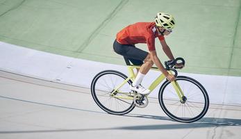 superiore Visualizza di uomo nel gli sport capi di abbigliamento Ciclismo su traccia all'aperto foto