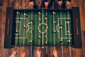 Foosball gioco. superiore Visualizza di Foosball tavolo su il di legno pavimento foto