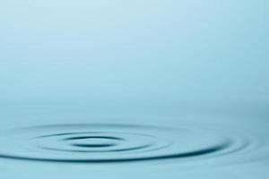 gocce d'acqua e schizzi. concetto di sfondo astratto di forma d'acqua. foto